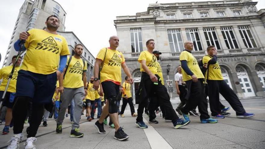 La "marcha del aluminio" llega a Oviedo al grito de "Alcoa se salva luchando"