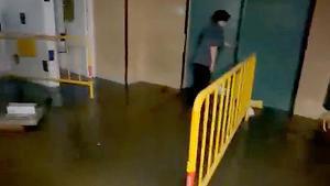 La escuela Poeta Foix, del barrio del Putxet de Barcelona, inundada per la rotura de una cañería de aguas fecales