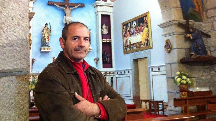 El pintor Chicho Solveira, hace unos años en la iglesia de Belesar, donde realizó varias obras. // FdV