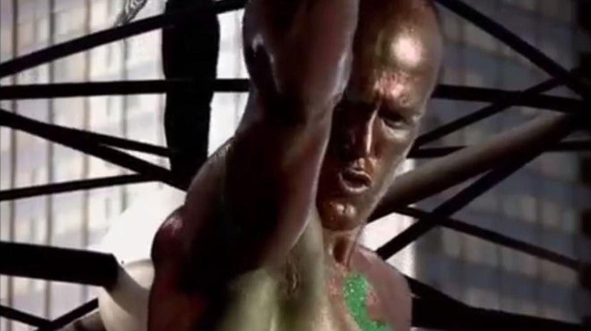 Jason Statham ballant en un videoclip.