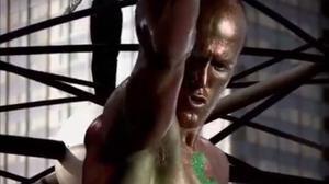 Jason Statham ballant en un videoclip.