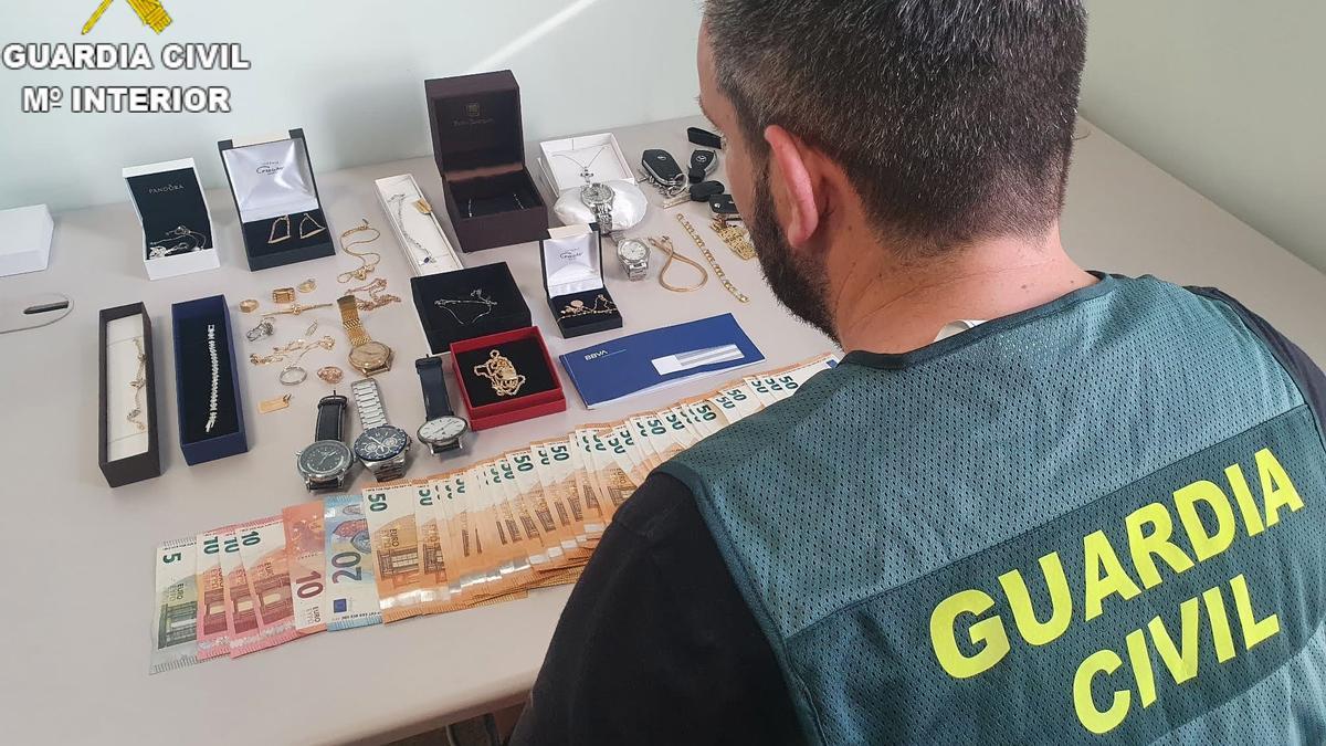 Un agente de la Guardia Civil con efectos intervenidos.