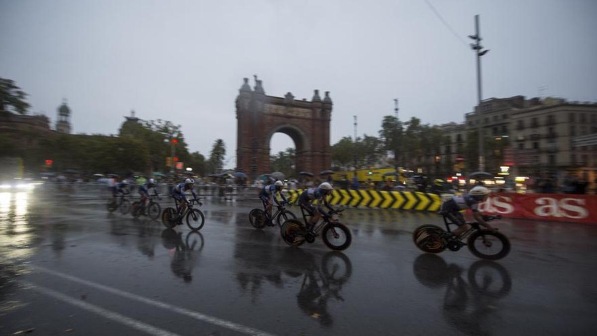 El equipo Soudal Quick Step pasando junto al Arc de Triomf sin apenas luz, durante la cotrarreloj del sábado en Barcelona.