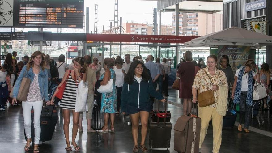 Renfe duplica la capacidad de los AVE con Madrid por el puente de San Isidro