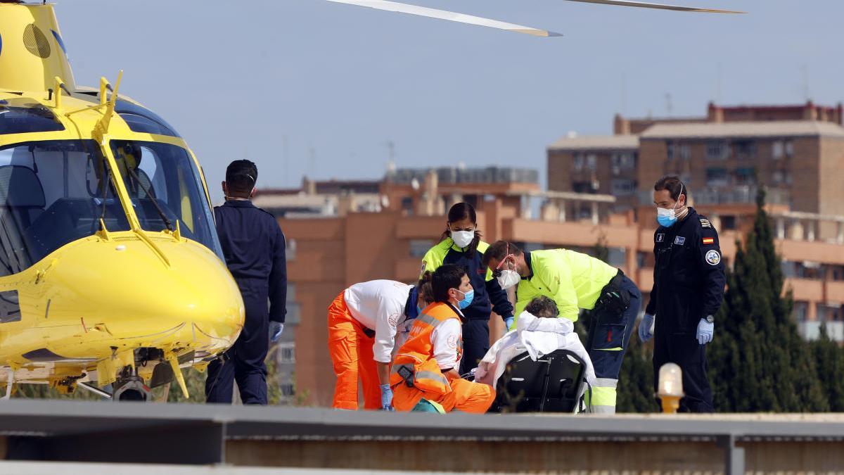 Un afectado de coronavirus llega en helicóptero al Hospital La Fe.