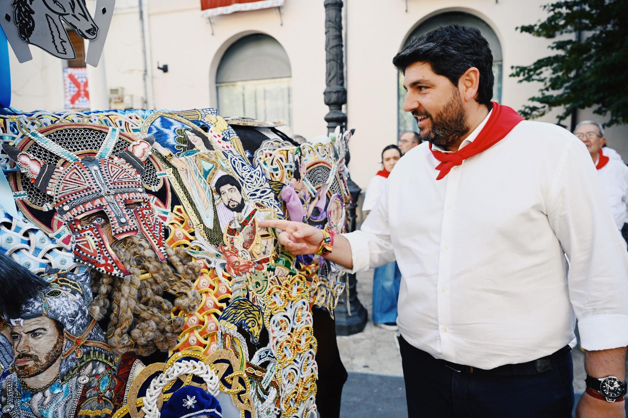 Fernando Lópes MIras, junto a su bordado