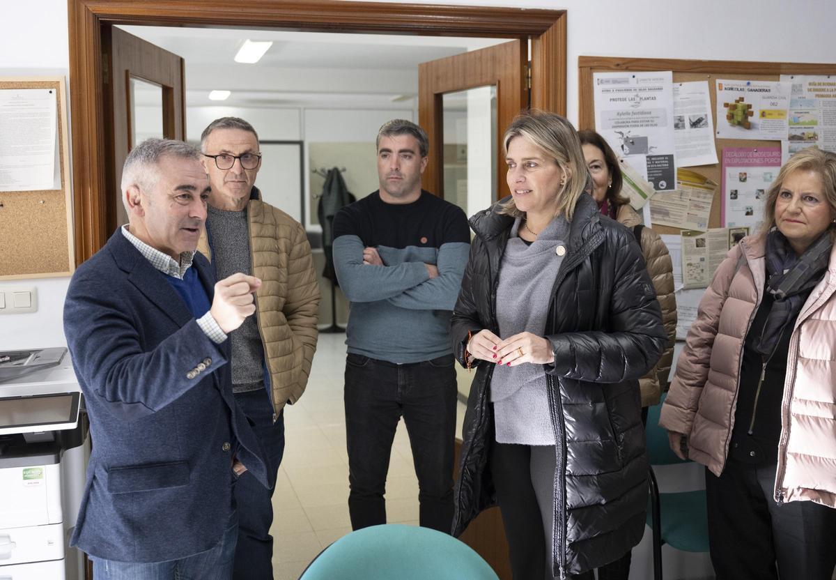 El conseller Miguel Barrachina y la presidenta Marta Barrachina, en la visita a la oficina comarcal agraria de Vall d'Alba