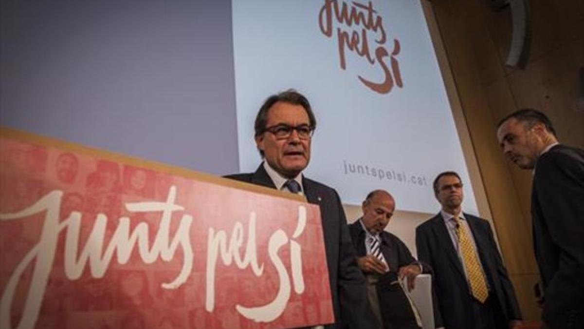 Artur Mas, ayer, junto a Germà Bel y Oriol Amat, en un acto de Junts pel Sí.