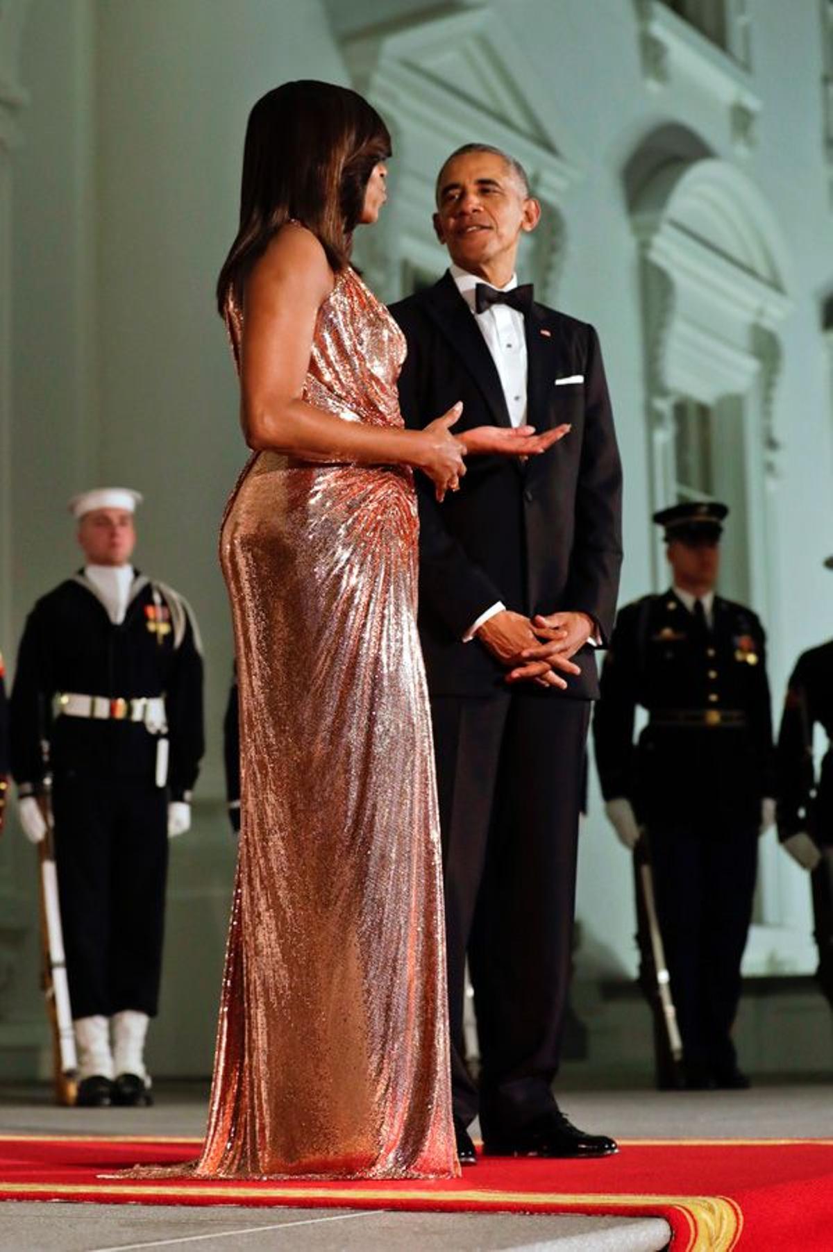 Michelle Obama con vestido de Versace junto a su marido, Barack Obama