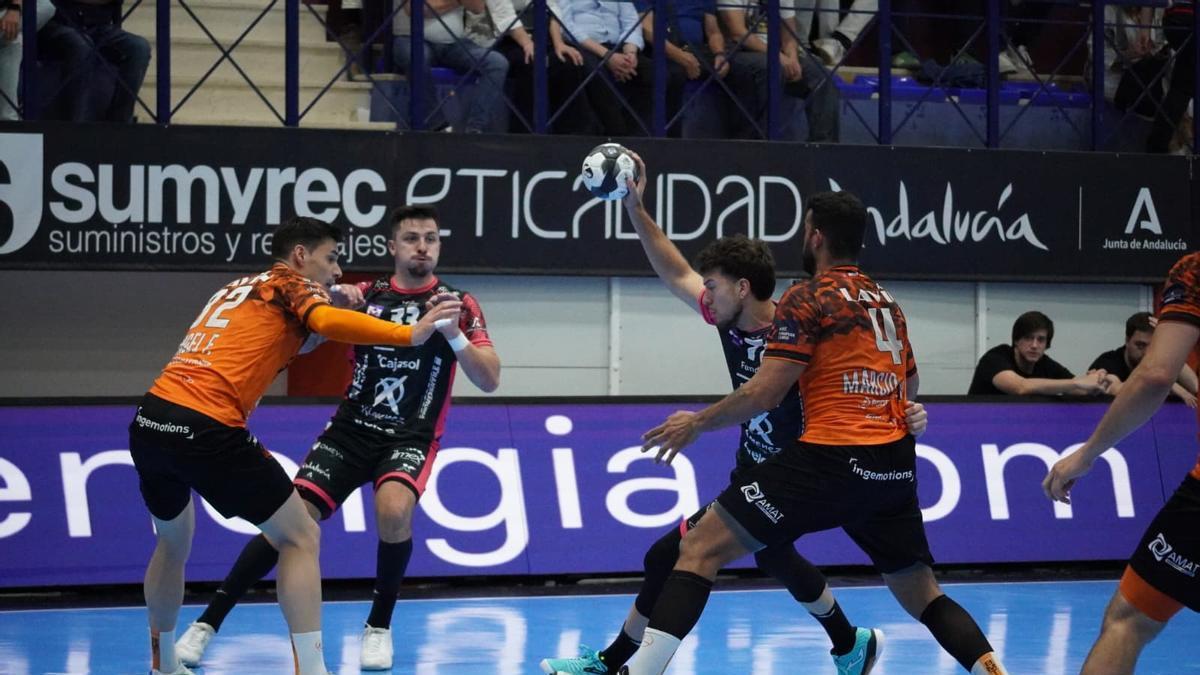 David Estepa intenta un lanzamiento, con Ribeiro forcejeando con la defensa cántabra, este sábado, en el Miguel Salas.