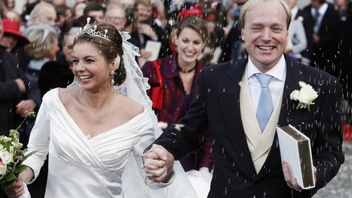 Carlos de Borbón-Parma y su esposa, el pasado viernes, tras su boda.