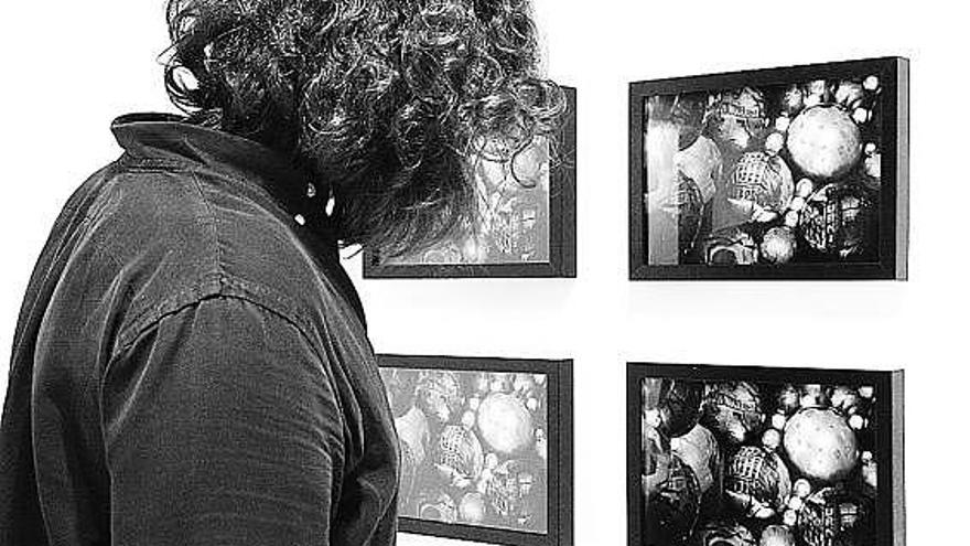 Un visitante observa algunas de las obras que se ofrecen en Altamira.