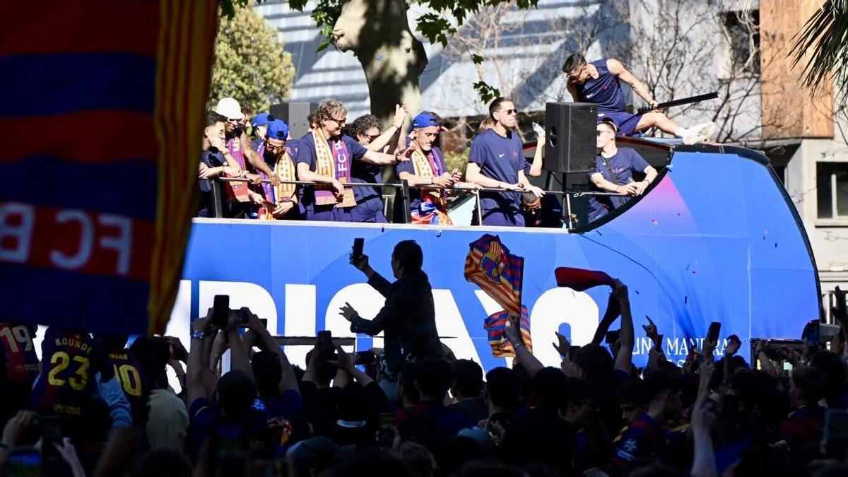 Los jugadores del FC Barcelona celebran ganar el título de LaLiga EA Sports durante un desfile en las calles de Barcelona.
