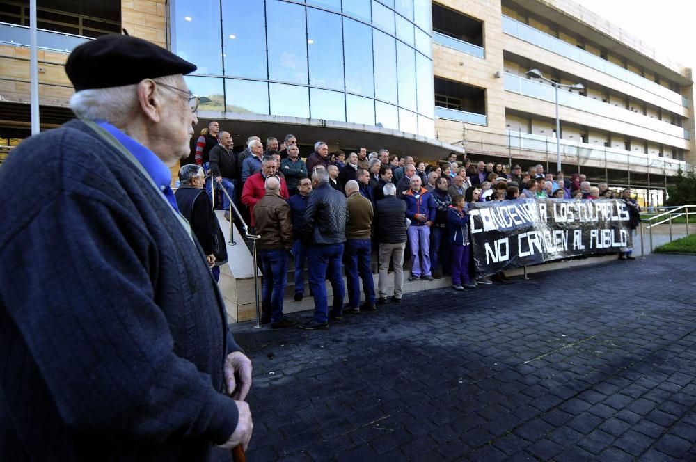 Protesta contra el cierre del geriátrico de Felechosa