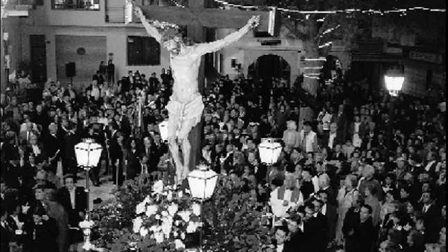 El Santísimo

 Cristo del Buen Acierto, patrón de Alfaz, en procesión por las calles del municipio durante unas Fiestas