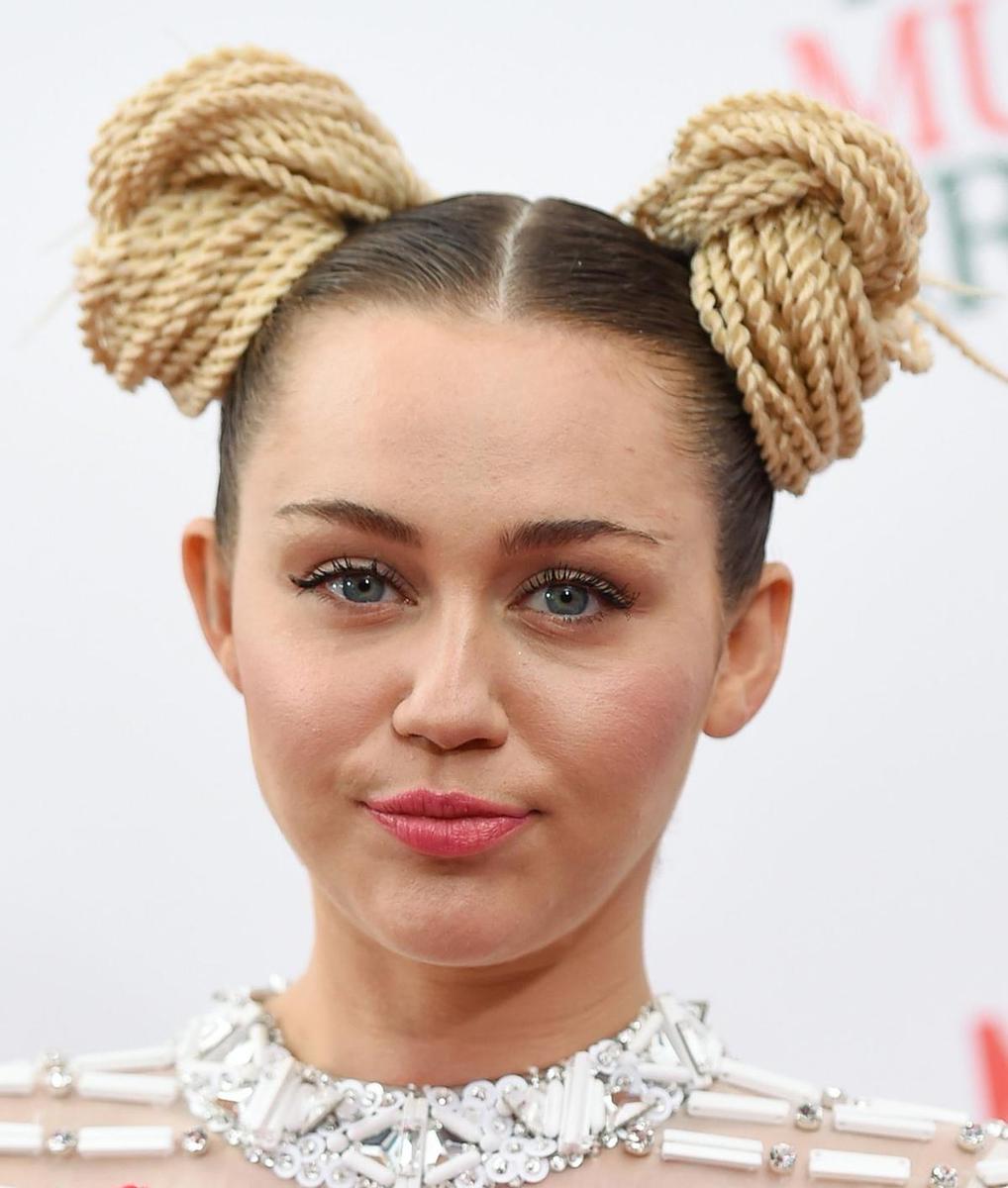 El recogido de Miley Cyrus en el estreno de "A very Murray Christmas"