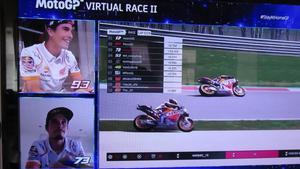 Marc Márquez (arriba) y su hermano Àlex pelean por la tercera plaza en el segndo GP virtual de MotoGP.