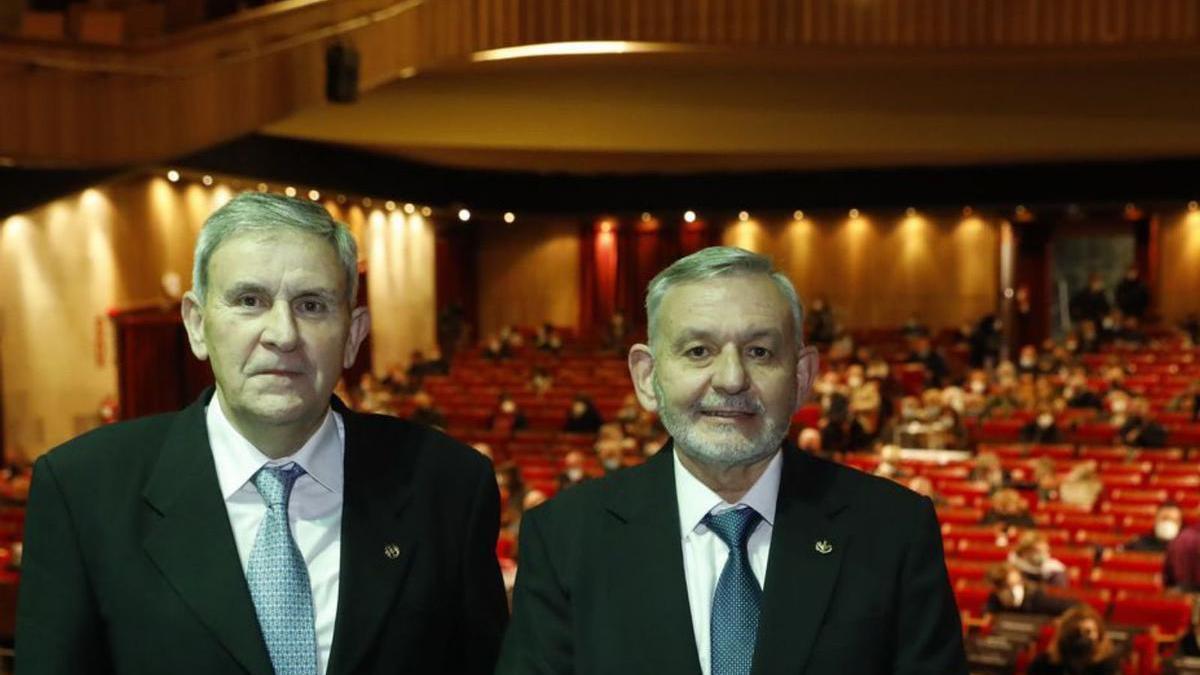 José Manuel Fernández Gracia, a la izquierda, y José Ramón Fiaño, antes de la asamblea, celebrada ayer en el teatro de la Laboral. | Marcos León