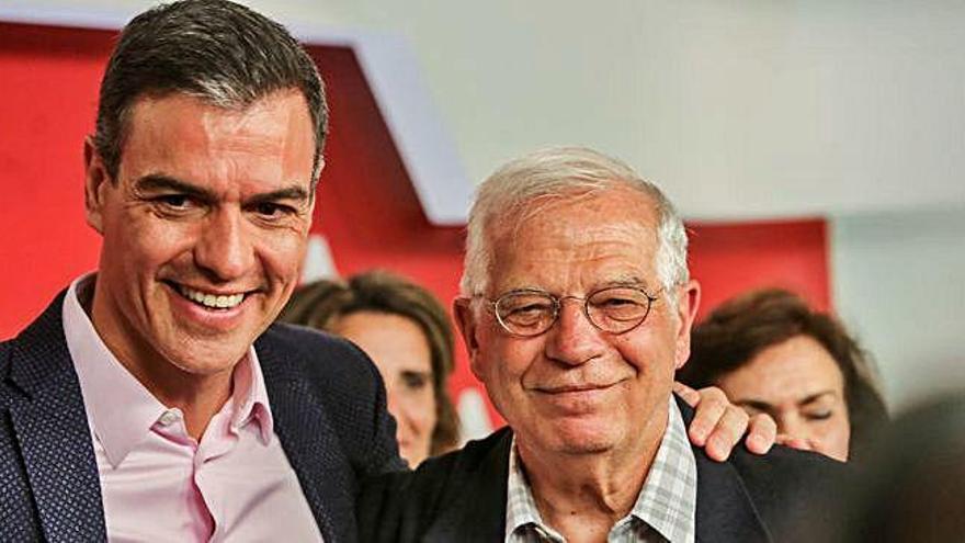 Pedro Sánchez i Josep Borrell, en una foto d&#039;arxiu durant un míting.