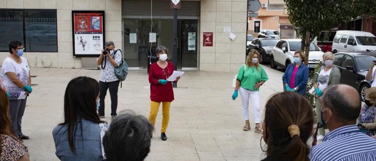 Celebración del día del Alzhéimer a las puertas de la sede. | PERALES IBORRA