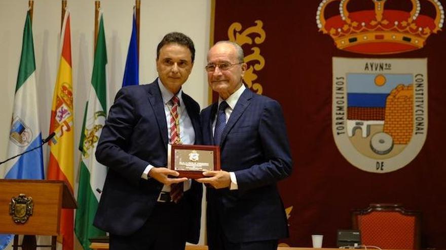 José Ortiz entregó ayer a Francisco de la Torre la primera Medalla de Honor de la Ciudad de Torremolinos.