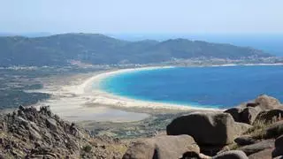 La playa gallega donde las marismas chocan con el océano y que está recomendada por 'National Geographic'
