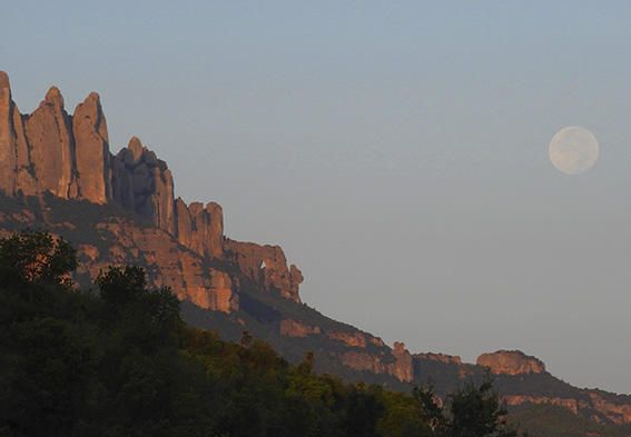 Montserrat. Bonic paisatge de Montserrat amb la Foradada i la lluna plena a punta de dia.