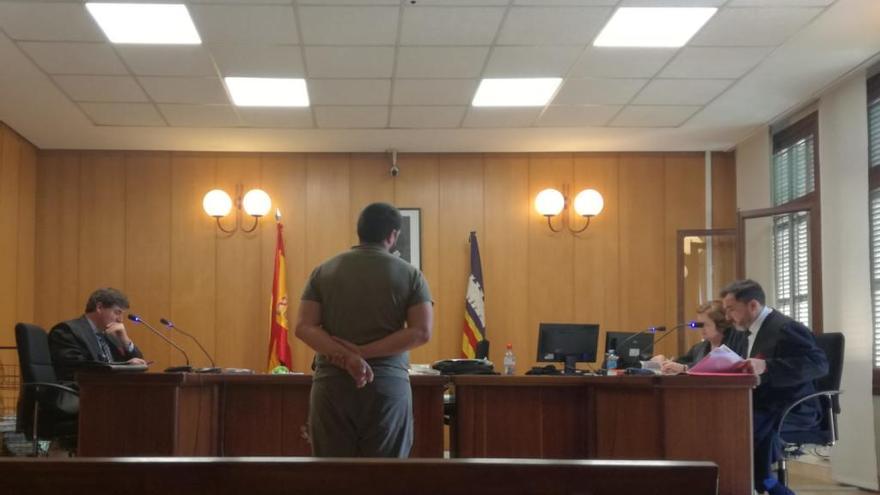 Condenado por acosar a sus vecinos en Palma, que tuvieron que irse de casa