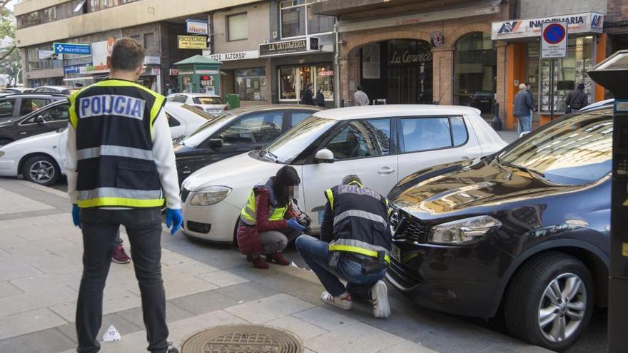 Agentes tomando muestras el día del atraco.