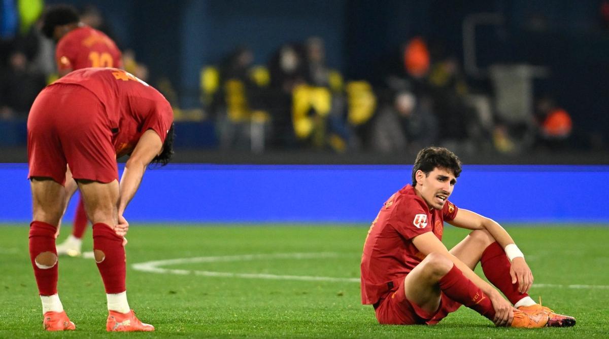 Los jugadores del Valencia al finalizar el partido, ayer en el estadio de La Cerámica.