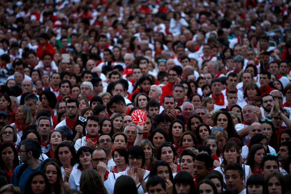 Miles de pamploneses han llenado este lunes la plaza del Castillo para expresar nuevamente su rechazo a las agresiones sexuales ocurridas en los Sanfermines.