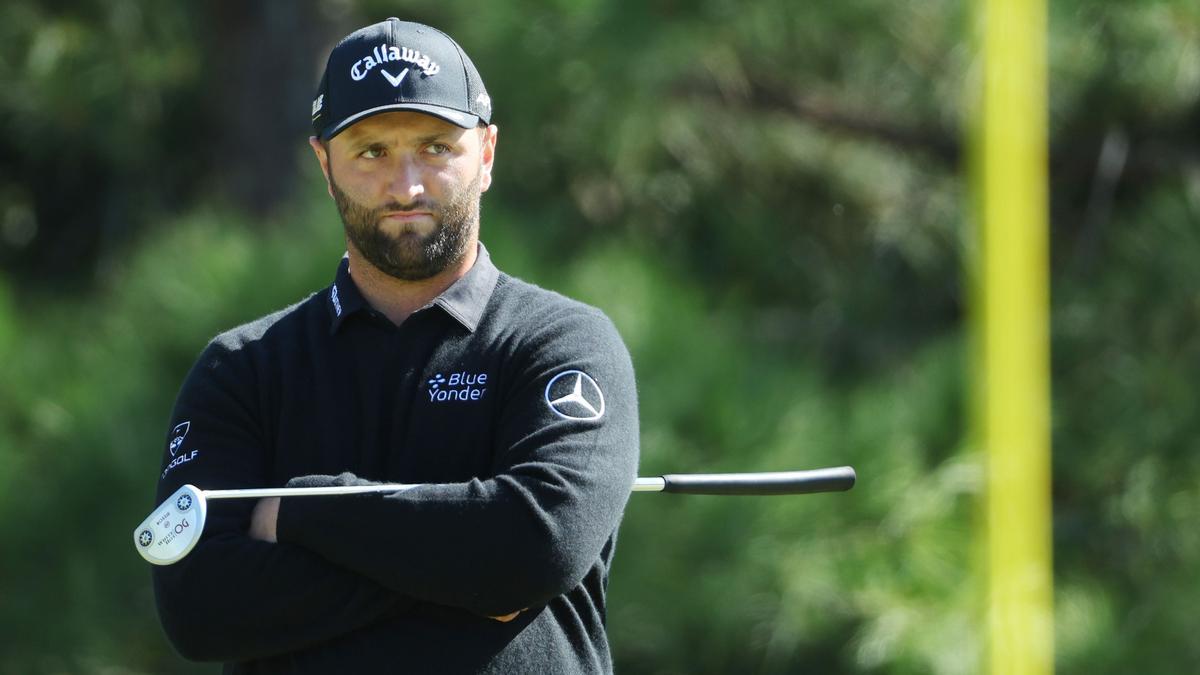 Jon Rahm observa desde el primer green, durante la segunda ronda de The Masters en Augusta National Golf Club en Augusta, Georgia.