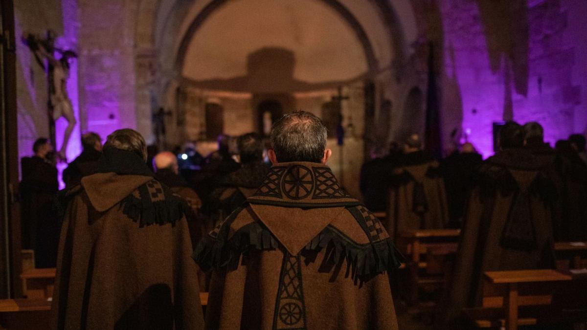 Las cofradías de Zamora celebraron los actos litúrgicos a pesar de no poder salir en procesión, tales fueron los casos de las Capas Pardas y Nuestra Madre de las Angustias. | |  LOZ