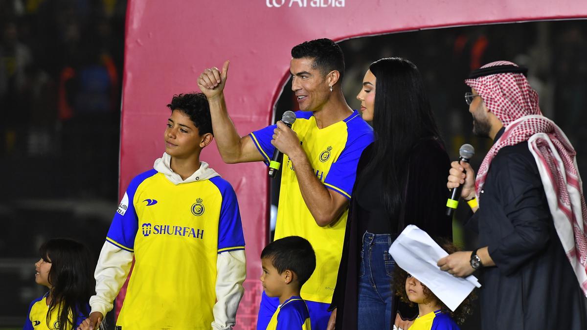 Espectacular presentación de Cristiano Ronaldo en su nuevo club, Al Nassr