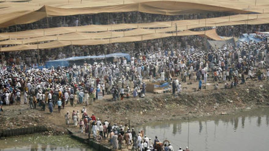 Musulmanes bengalíes acuden a la oración del Viernes a orillas del río Turag en Tongi, Bangladesh. Ésta es la segunda congregación musulmana más multitudinaria del mundo después del Haj, preregrinación a la Meca, y a la que se espera la llegada de al menos dos millones de mulsulmanes de 152 países.