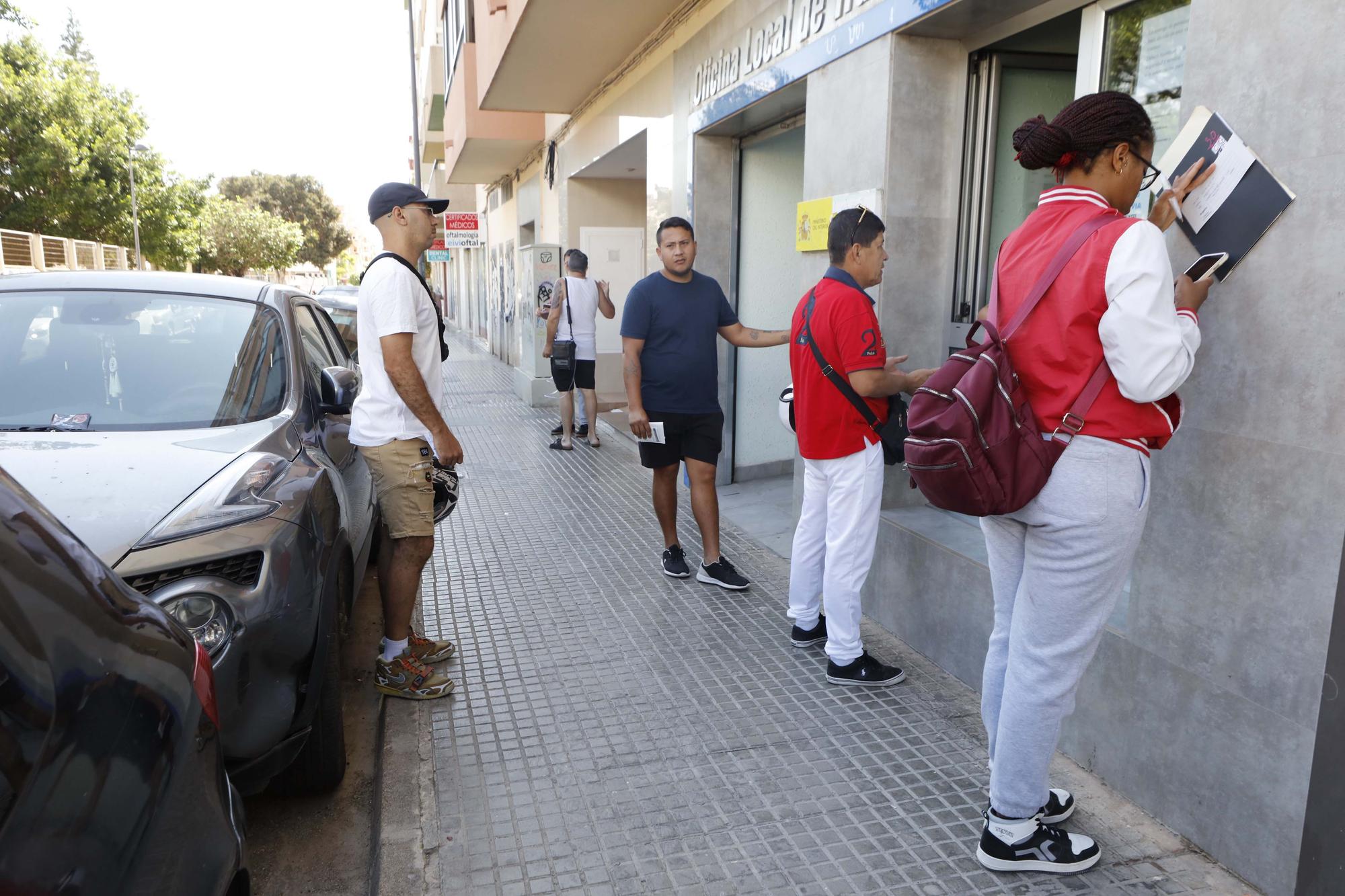 Galería de imágenes de los problemas de la oficina de Tráfico en Ibiza