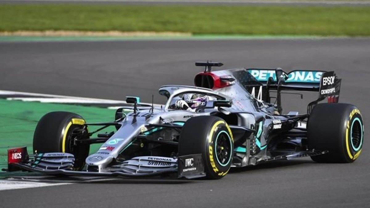 Lewis Hamilton y su nuevo Mercedes W11, hoy, en Silverstone.