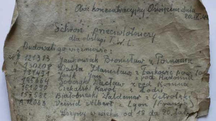 Carta hallada dentro de una botella durante las obras de renovación de una escuela de Oswiecim (Polonia), que en la Segunda Guerra Mundial era parte del campo de concentración de Auschwitz-Birkenau