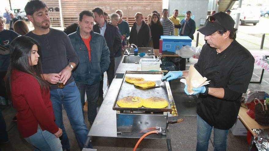 Uno de los puestos de comida típica venezolana ayer en la Feria de la Chinita. // Iñaki Osorio