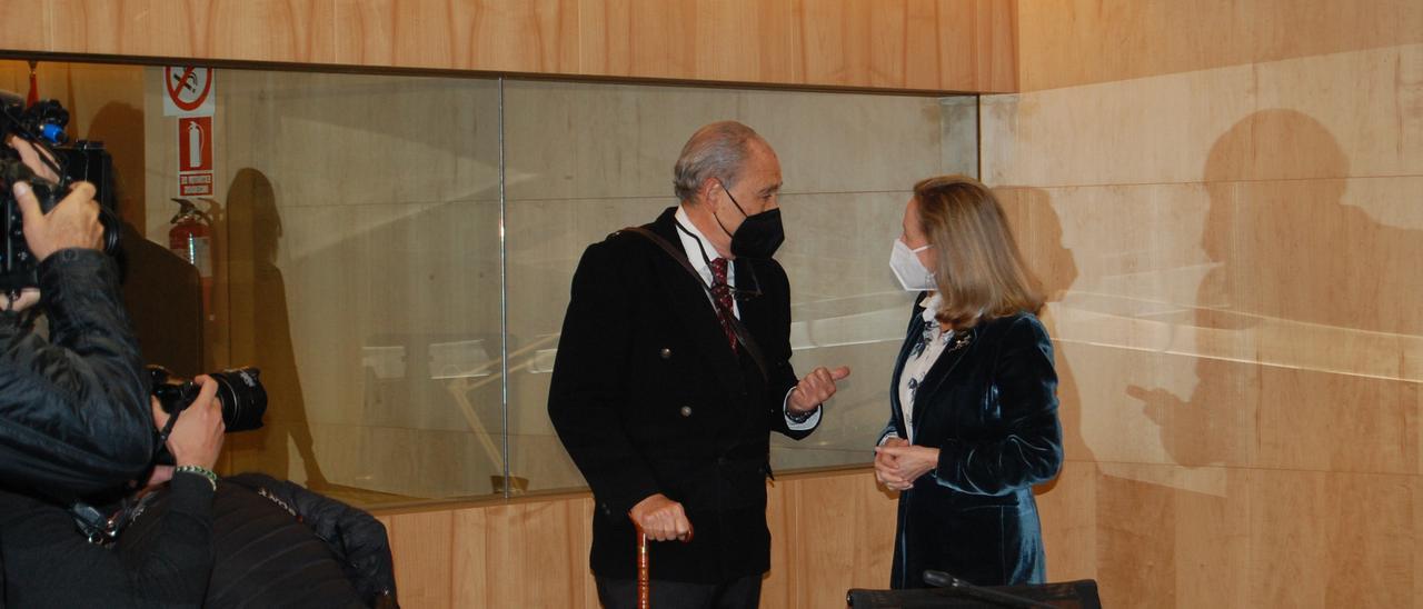 Carlos San Juan hablando con la vicepresidenta y ministra de Asuntos Económicos Nadia Calviño