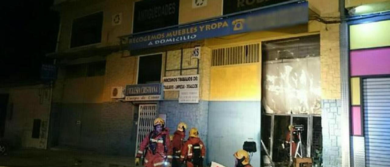 El incendio de una tienda de muebles en Sagunt estuvo a punto de extenderse a otra nave