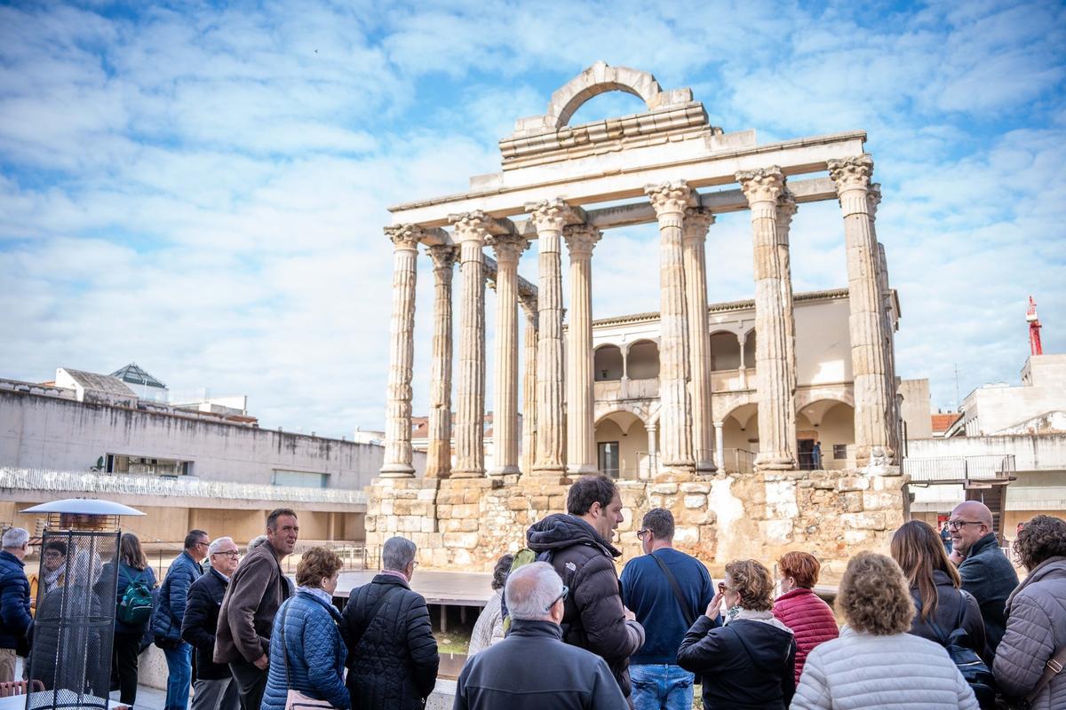 Turistas visitando los monumentos extremeños.
