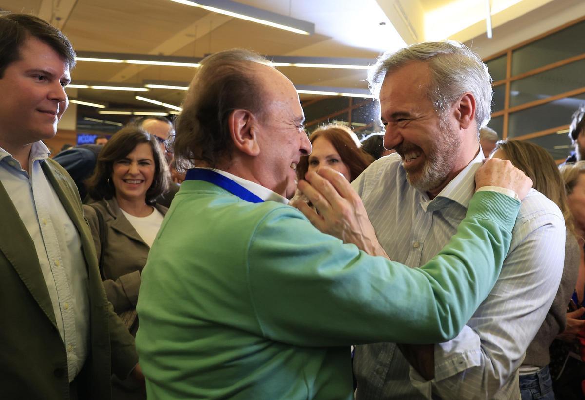 Azcón recibe la felicitación de sus correligionarios.