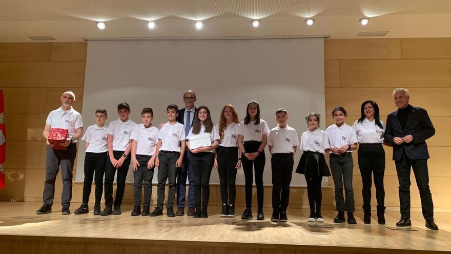 Alumnado del colegio Obispo Nieto Zamora ganador del concurso de lectura en público.