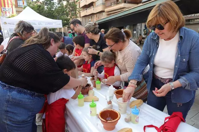 FOTOGALERÍA I Las imágenes de la Nit de la Xulla y del encuentro de elaboración de allioli de las fiestas de Vila-real
