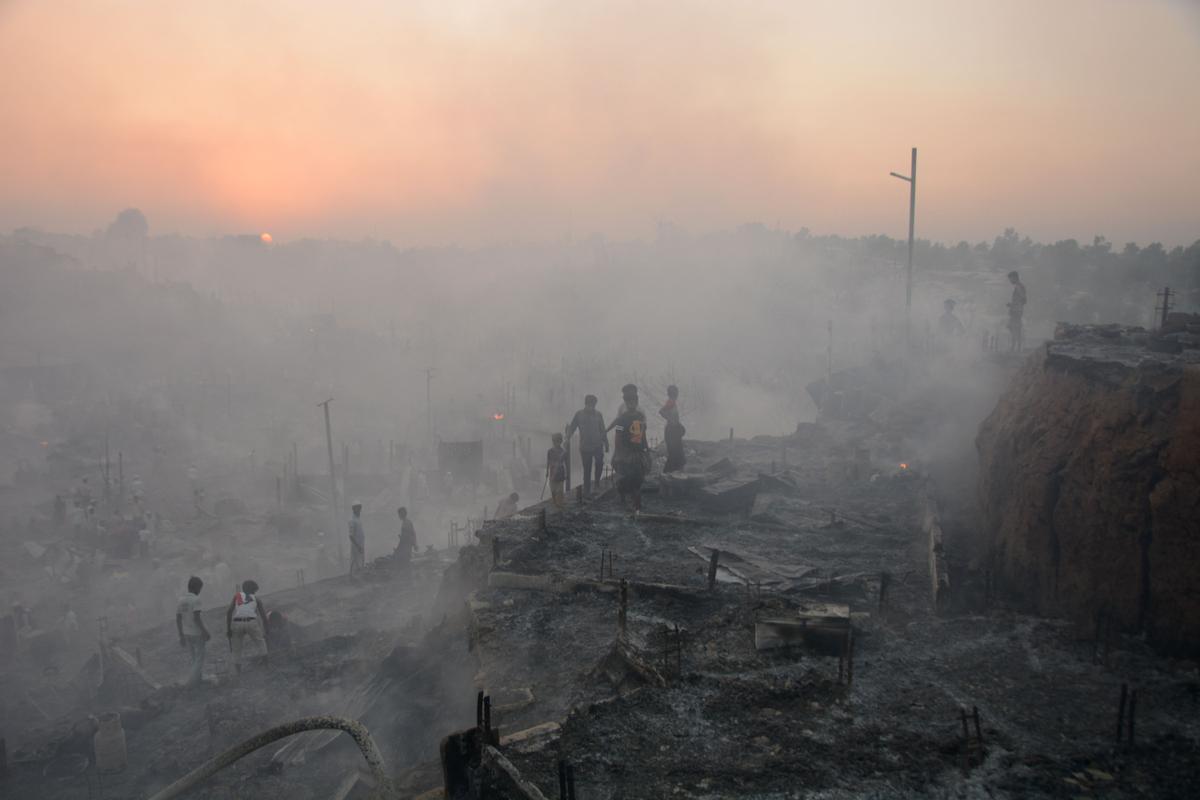 Un gran incendio en un campo de refugiados rohingya en el sureste de Bangladesh el domingo quemó 2.000 refugios, dejando a unas 12.000 personas sin hogar