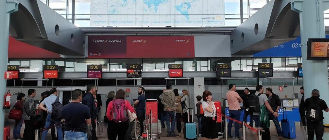 Pasajeros facturando sus maletas en el aeropuerto de Vigo. // Marta G. Brea