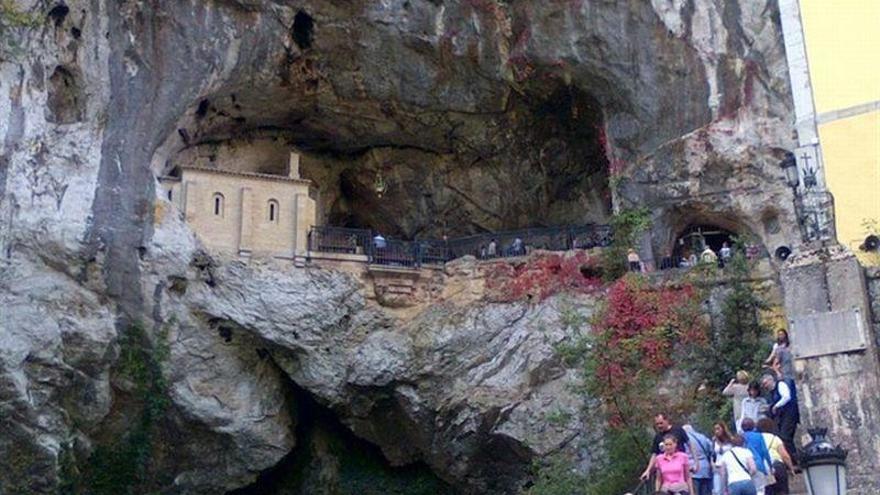 Un niño de 3 años de Zaragoza en estado grave tras caerse en Covadonga de una altura de 4 metros