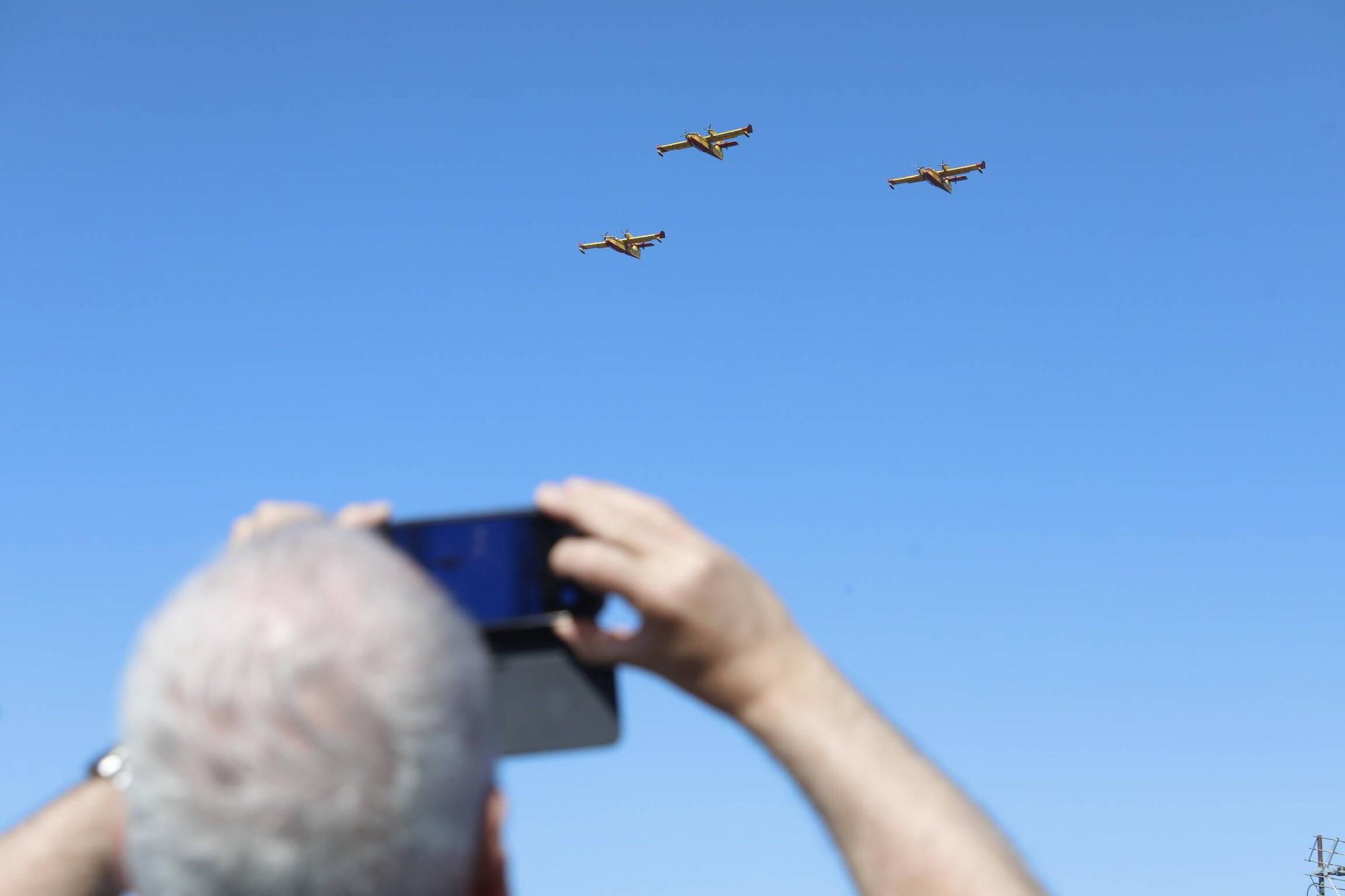 EN IMÁGENES: Así fue la revista naval  del Rey Felipe VI y la exhibición aérea en Gijón por el Día de las Fuerzas Armadas