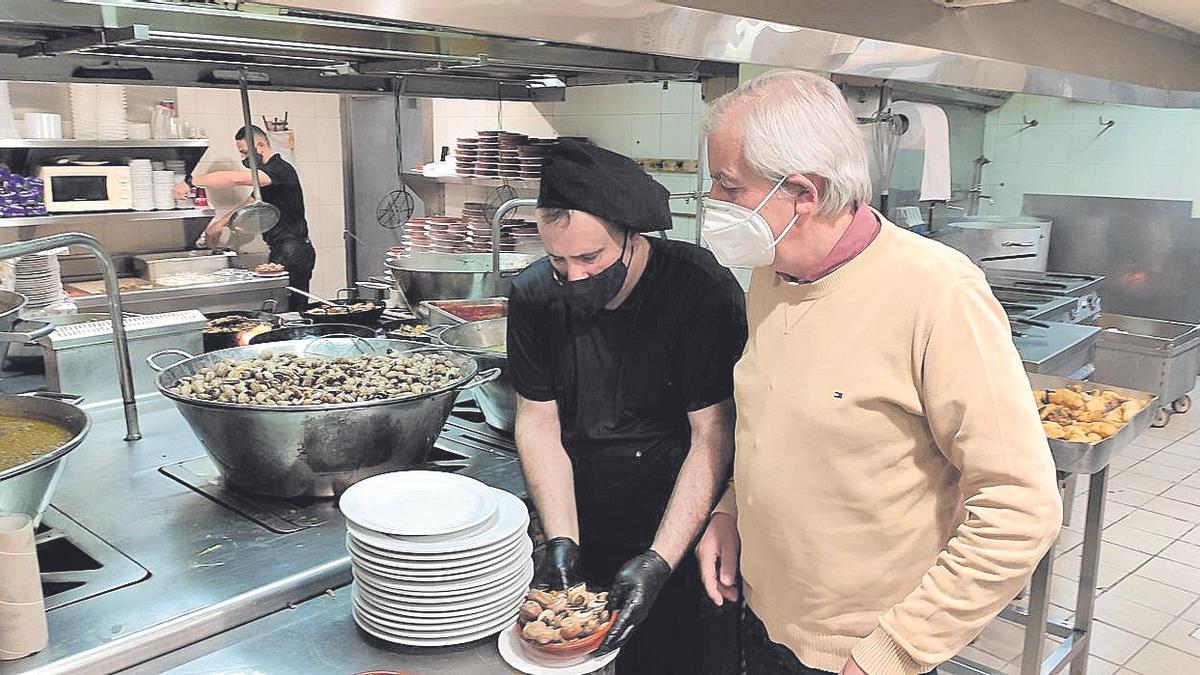 Guillem Garí, en las cocinas de Es Cruce, supervisando la preparación de caracoles.